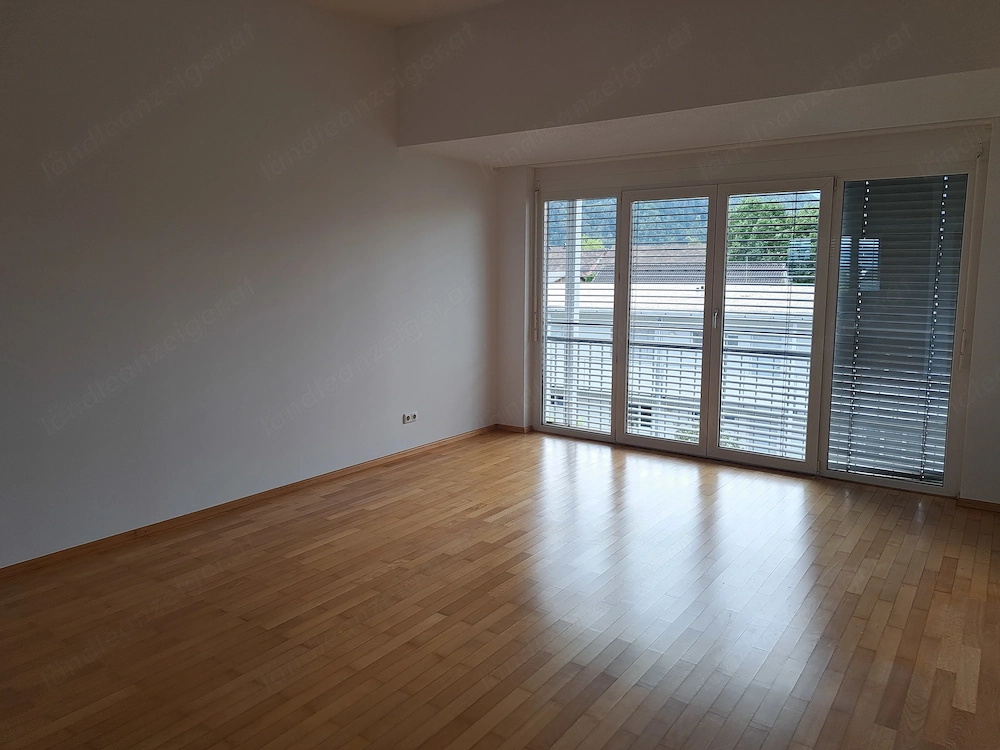 Vermiete großzügige 2 Zimmerwohnung