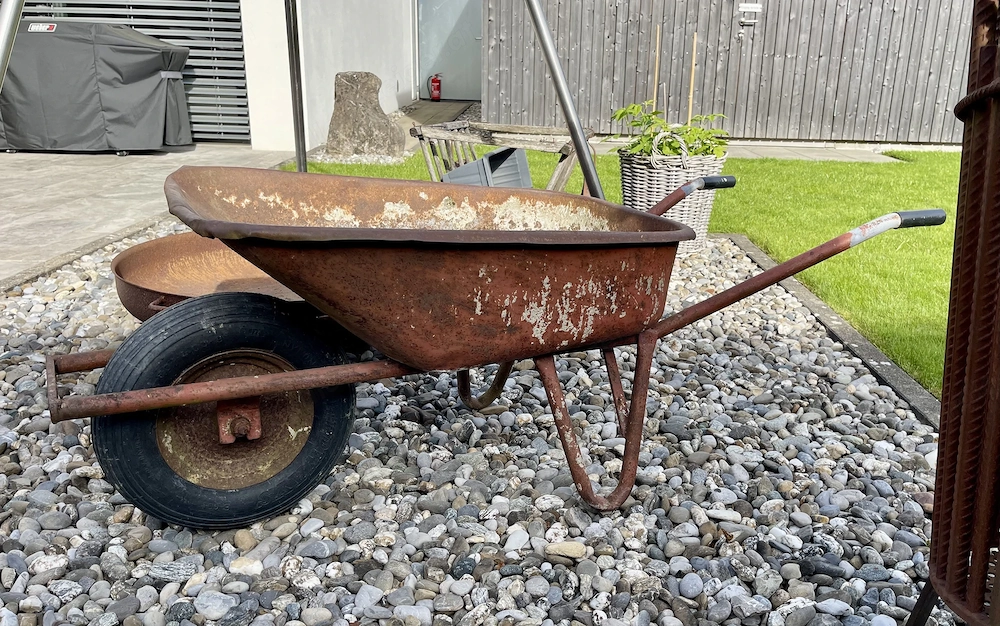 Alte Schubkarre - zu verschenken!