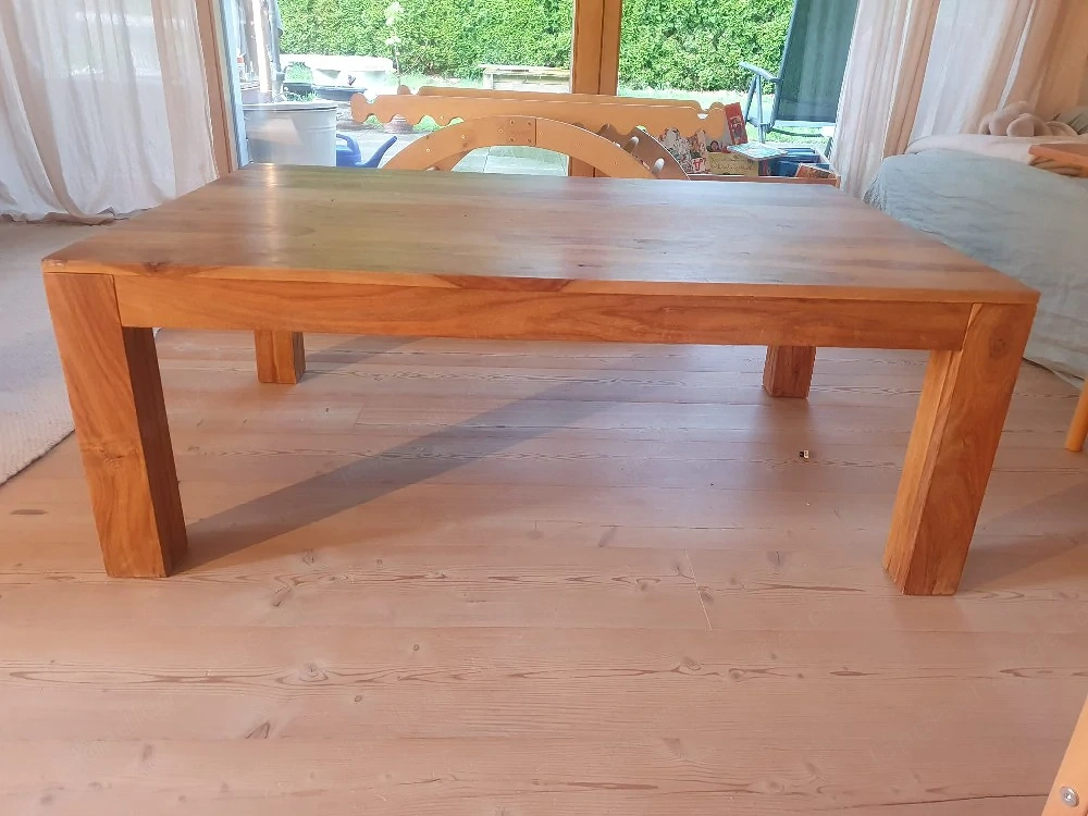 Massiver Couchtisch
