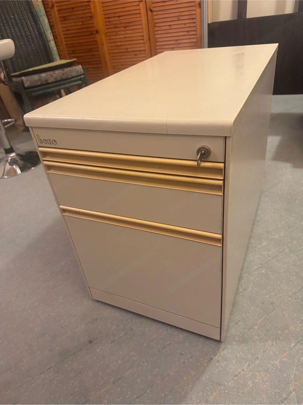 älterer stabilerRoll-container von Bene