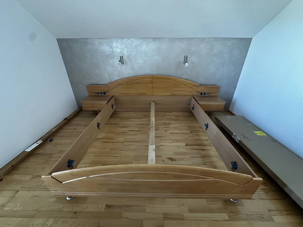 Doppelbett mit 2 passenden Nachtkästchen zu verkaufen.  
