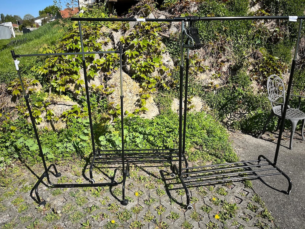 Drei Kleiderständer zu verschenken