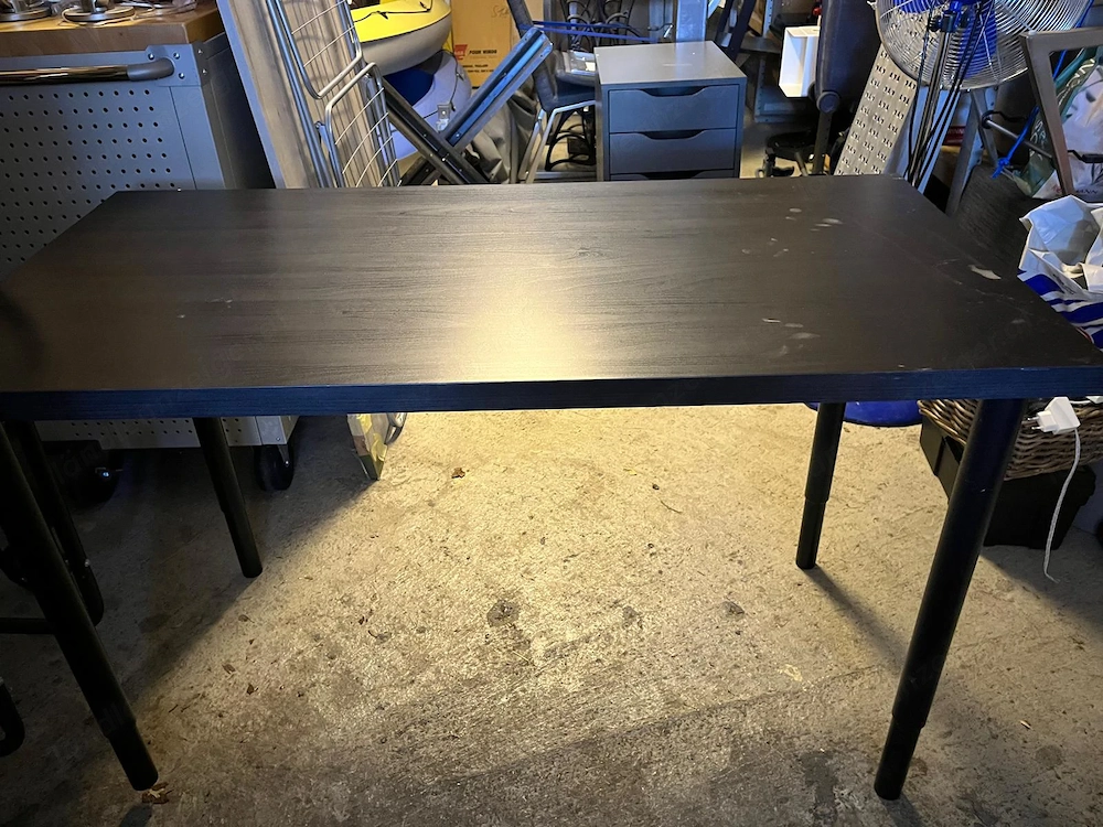 Kleiner Schreibtisch mit Container zu verschenken