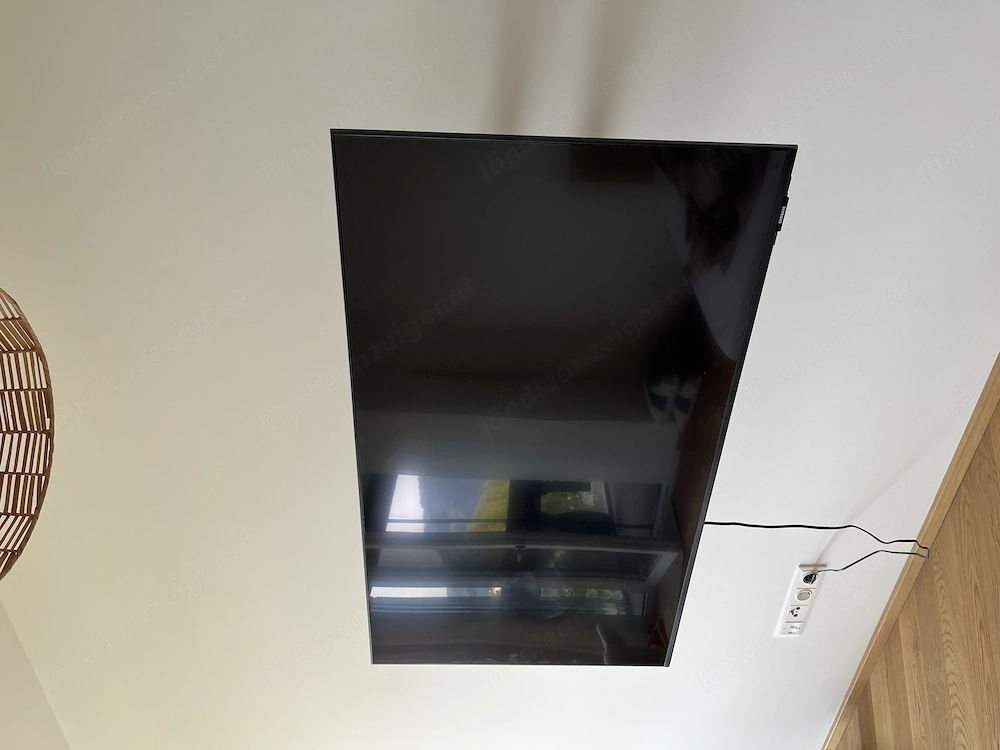 43 Zoll Samsung Smart TV mit Halterung
