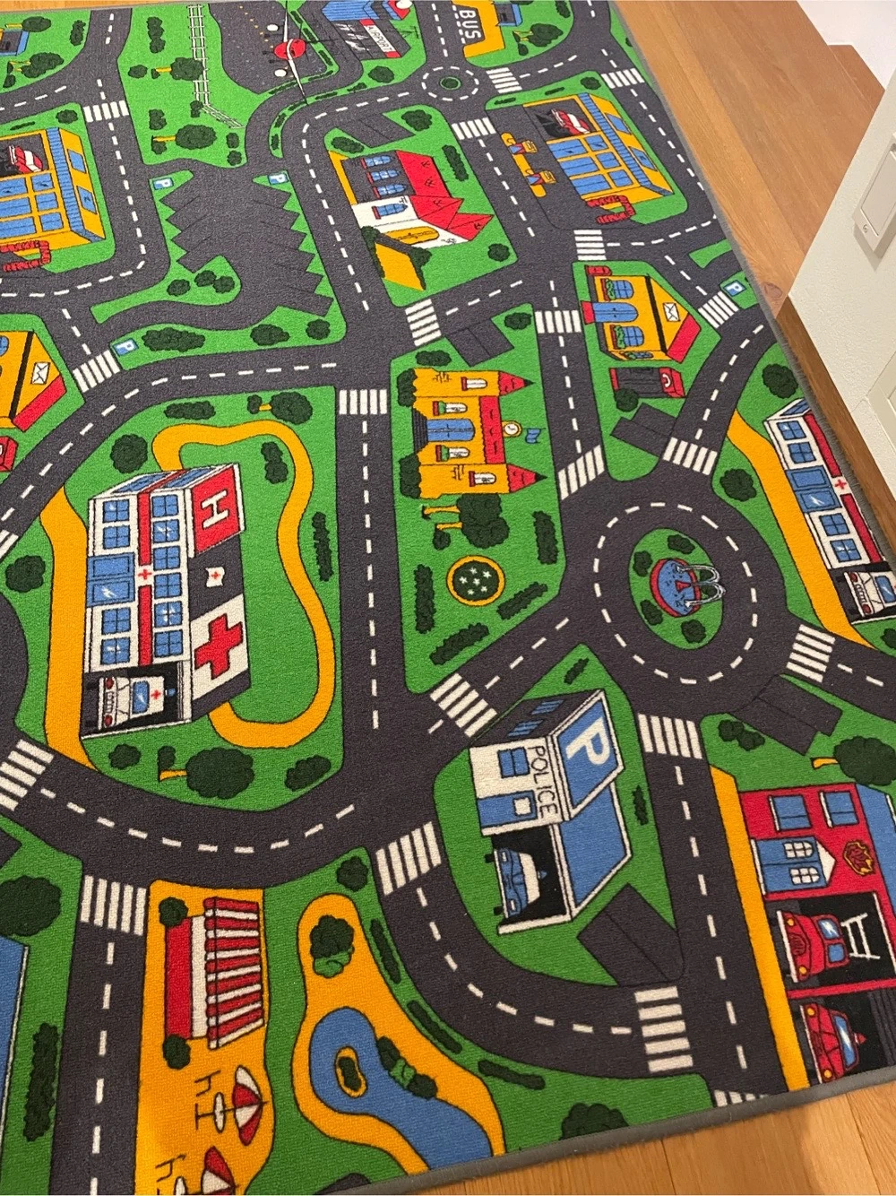 Kinderteppich mit Straßen und Häuser Motiven