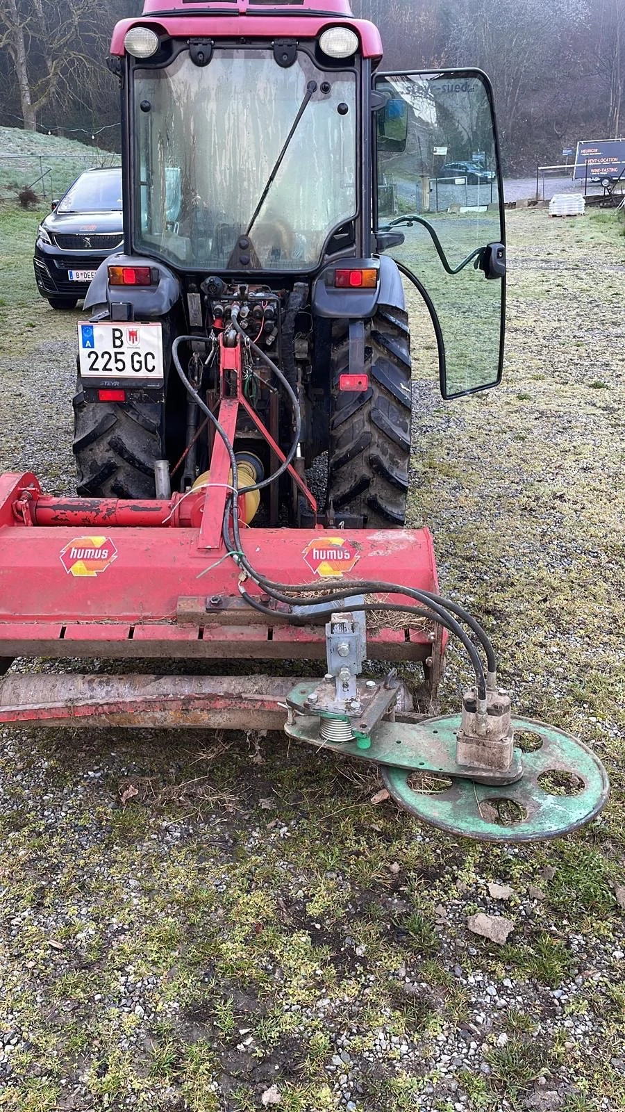 Traktorfahrer im Weingarten (geringfügig)