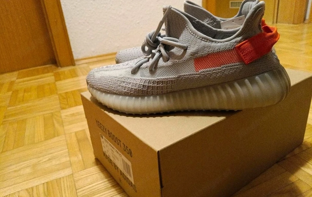 Adidas Yeezy Boost 350 V2  Tail Light" FX9017 Neu