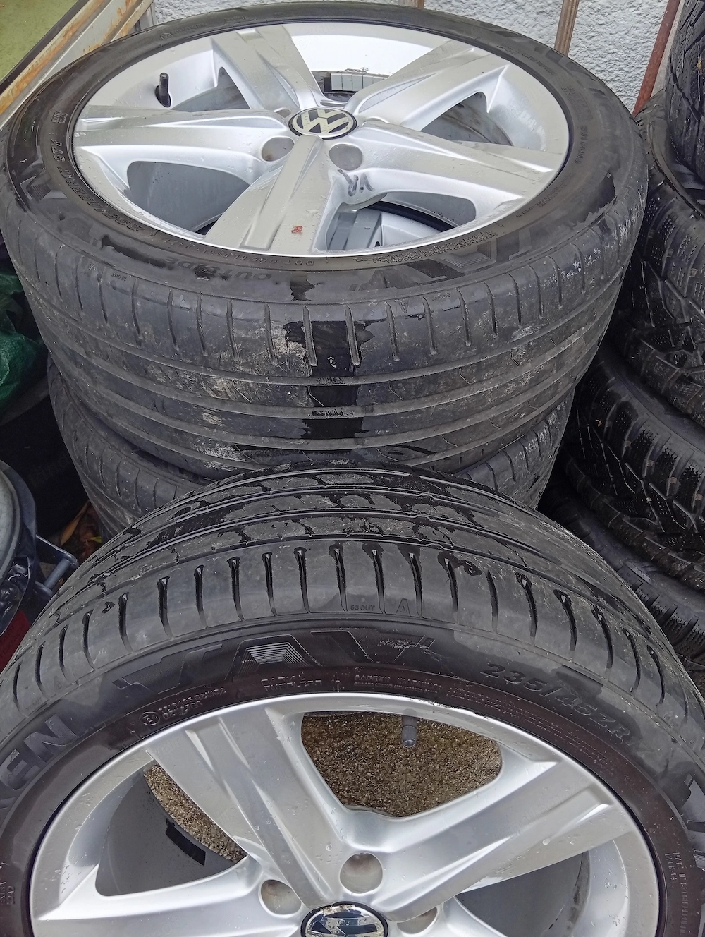 Verkaufe VW Alufelgen mit Sommerreifen 235 45 ZR