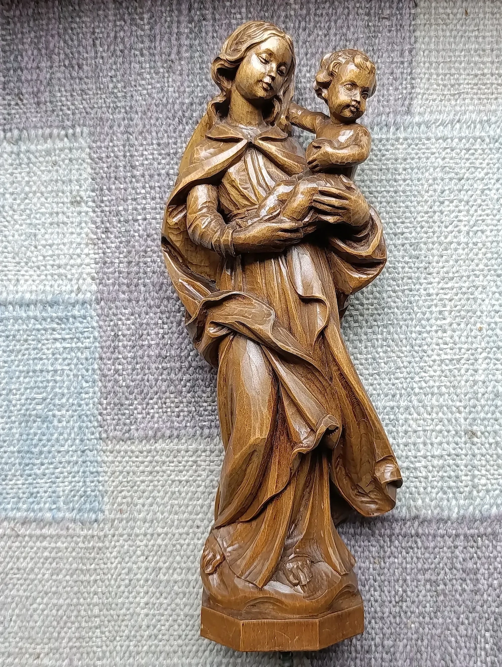Madonna mit Kind - handgeschnitzt - sakral