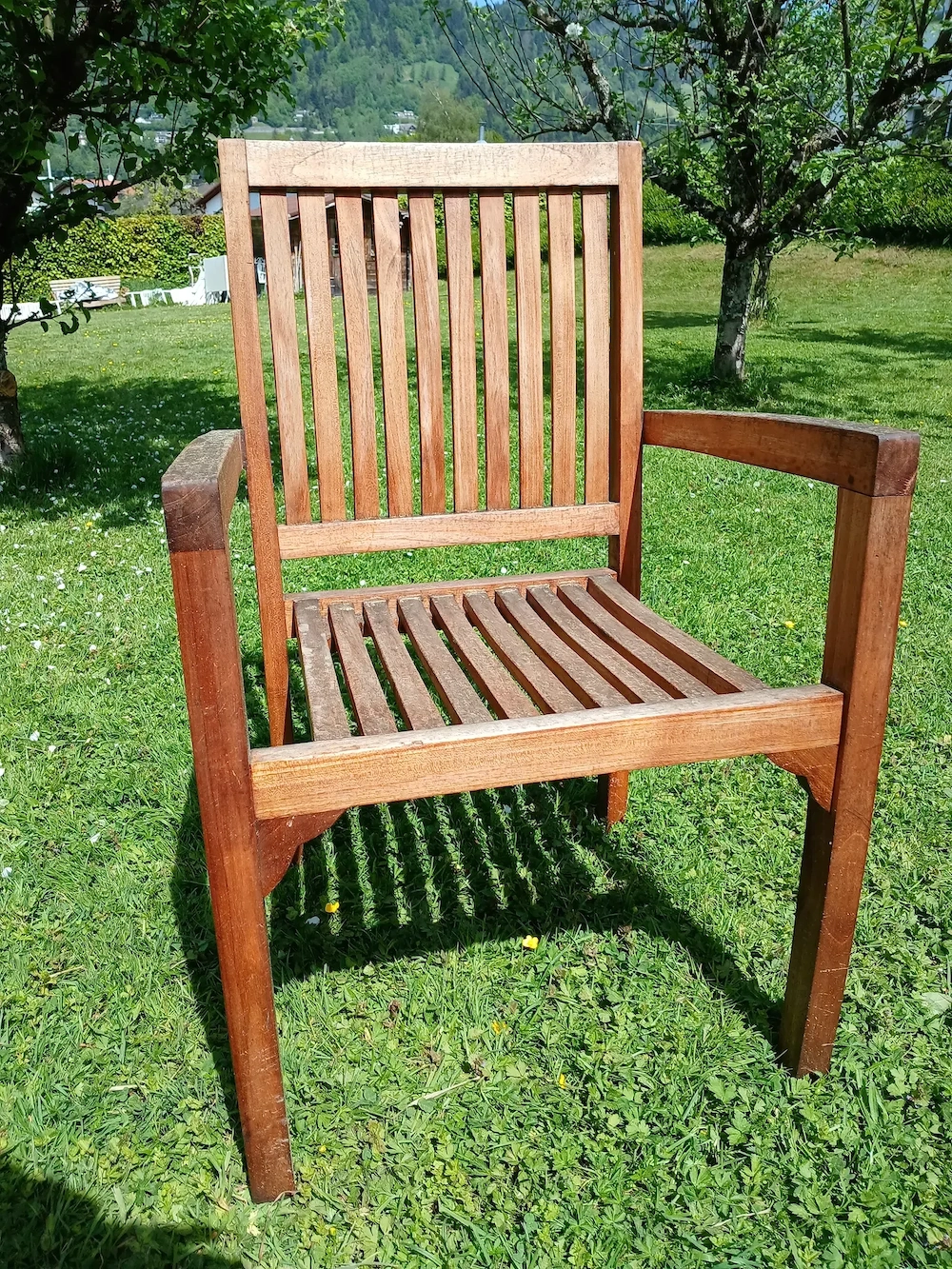 Teakholz-Gartenstühle massiv, stabil mit Polster 8 Stück anstatt 265,- (Neupreis) nur 30,- p. Stk.