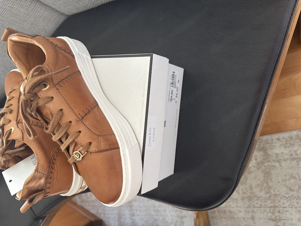Neuer Sneaker in der Farbe konjak Größe 39