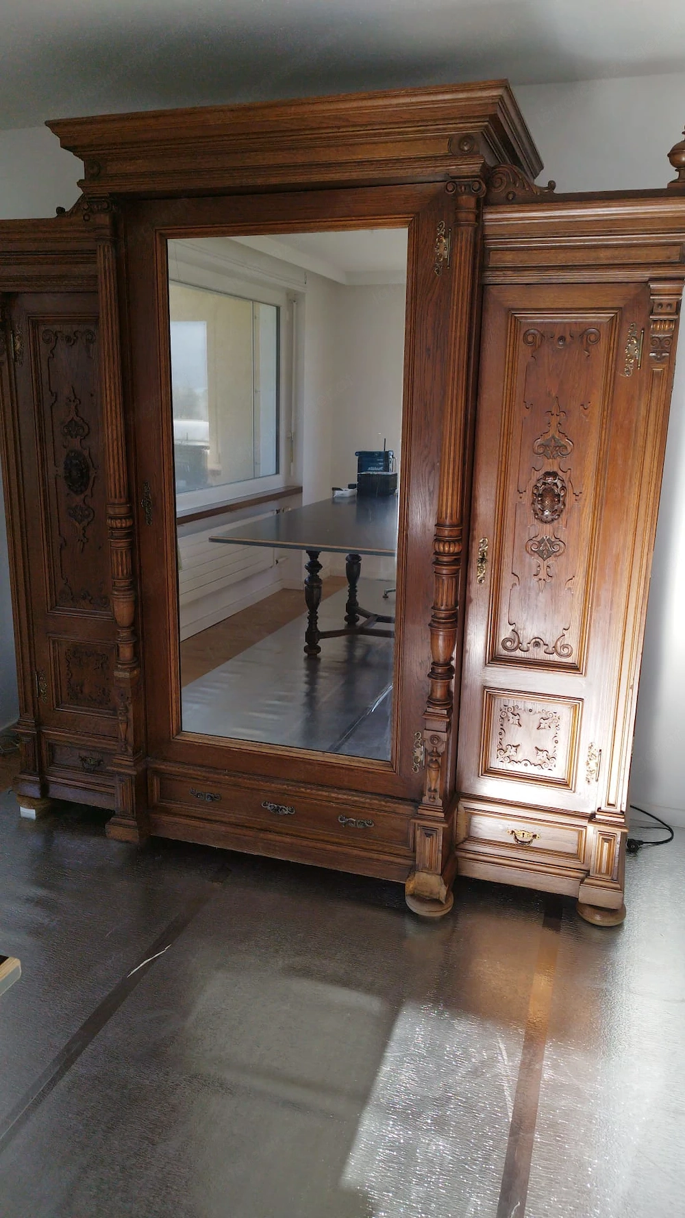 Antiker Schrank aus massivem Eichenholz mit großem Spiegel
