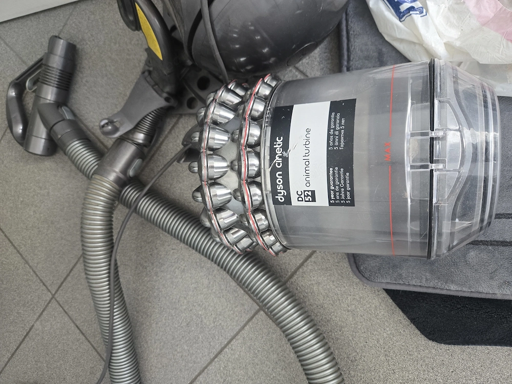 Marke Dyson, Modell DC52 Allergy Parquet. Tierhaarsauger