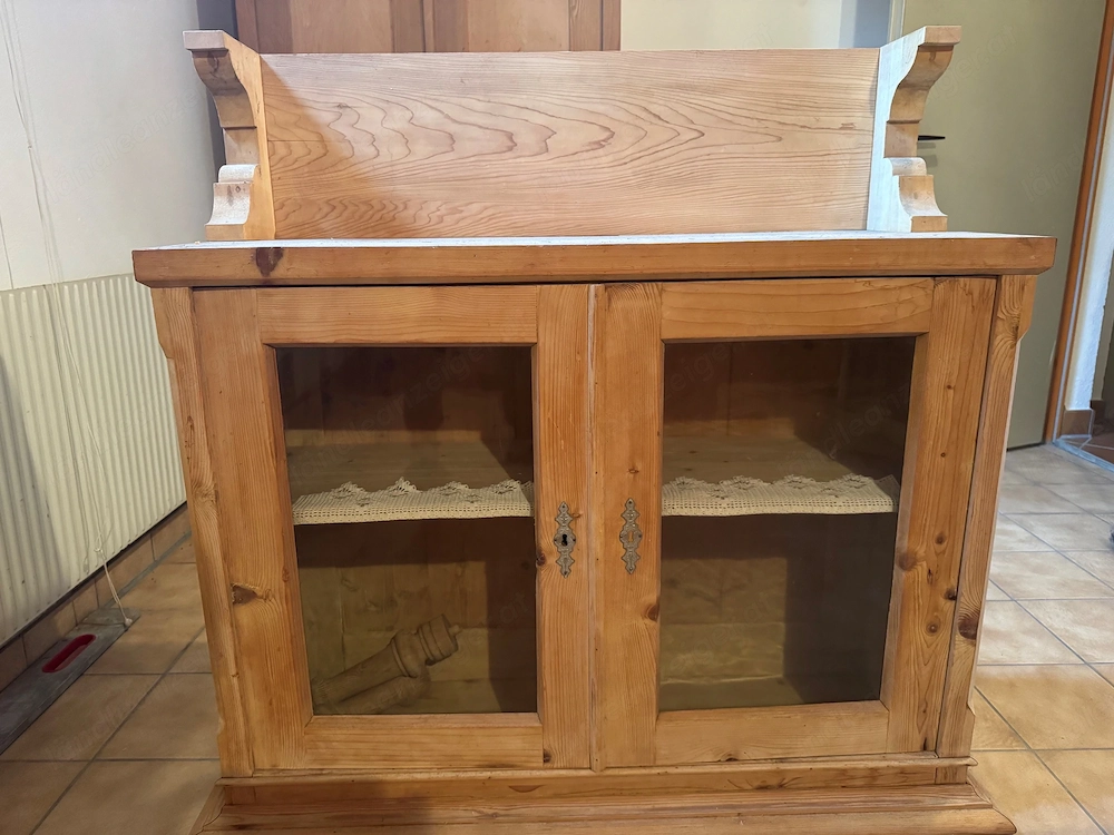 originale antike Kredenz mit Glasfronten