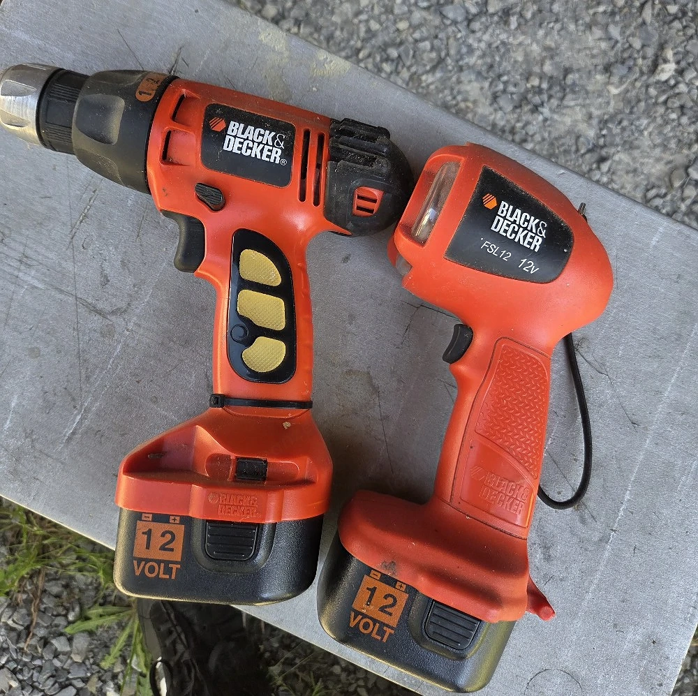 Akkuschrauber und einer passenden 12V Arbeitsleuchte. 