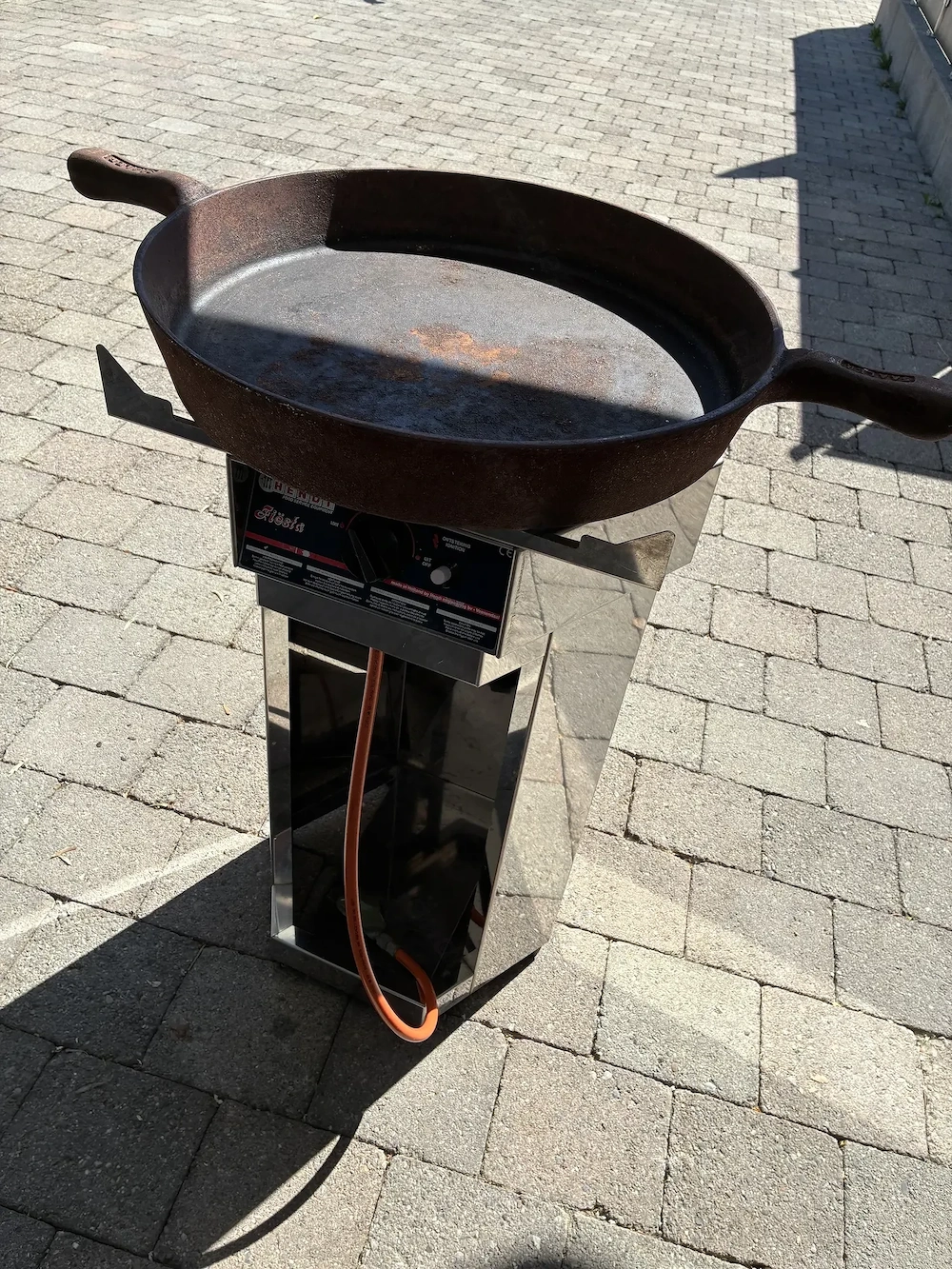 Gasgrill mit massiver Gusspfanne zu verkaufen