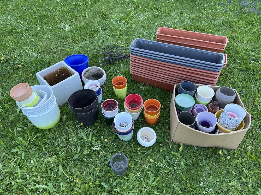 Blumenkästen und Pflanzgefäße