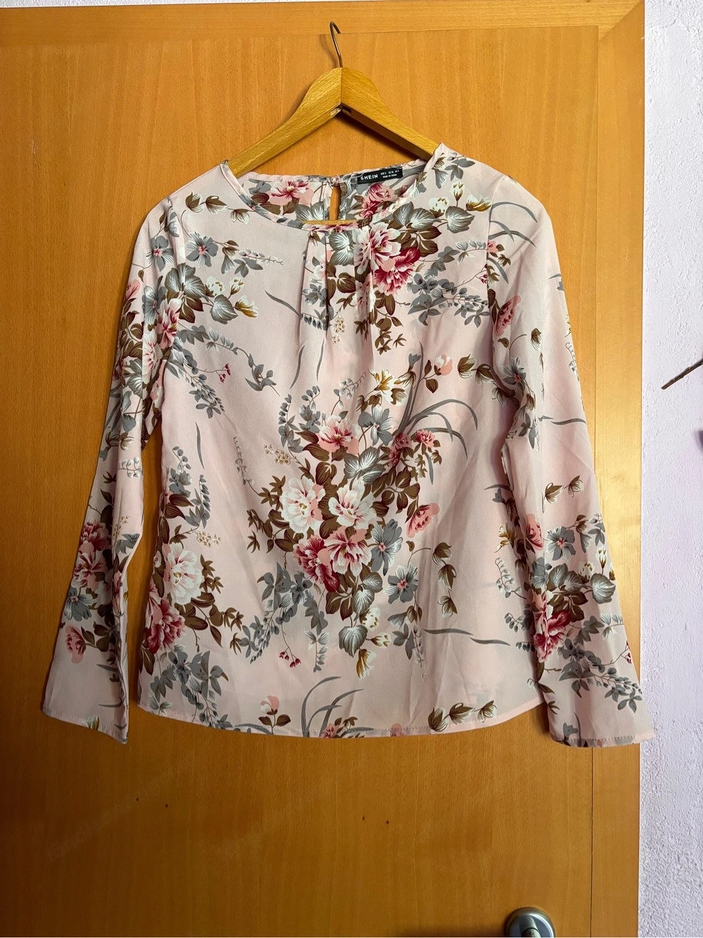 Hellrosa Bluse mit Blumen