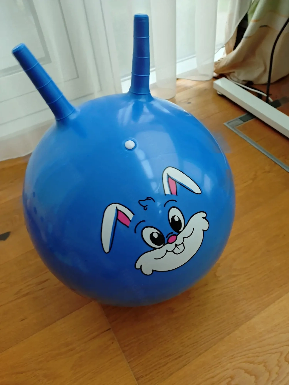 Blauer Hüpfball mit Hasenmotiv