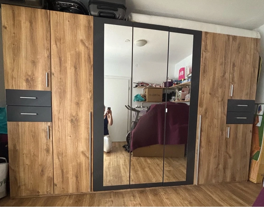 Kleiderschrank
