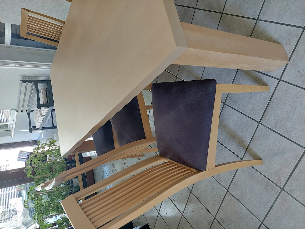 Tisch mit Stühle