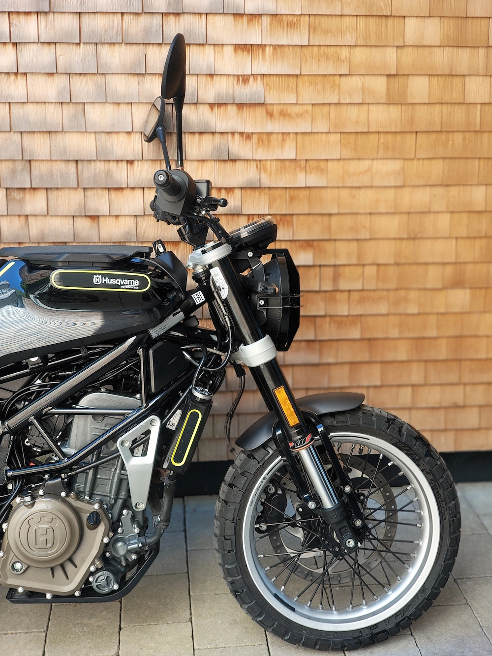 Husqvarna Svartpilen 401   Stylisches Naked Bike mit Akrapovic Auspuff 