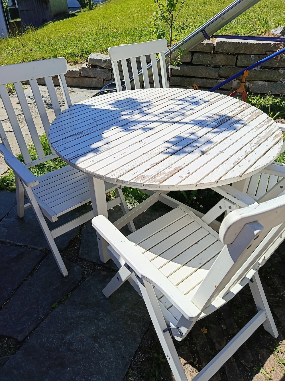 Zu verschenken .Gartentisch mit 6 Stühlen 