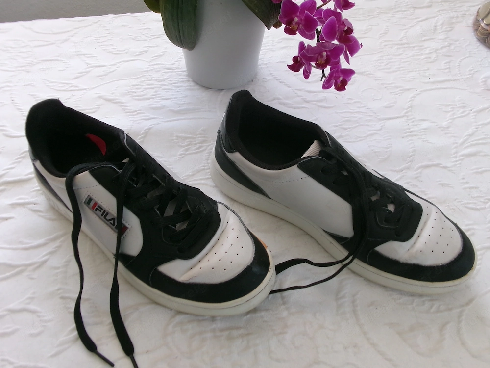 Turnschuhe der Marke FILA