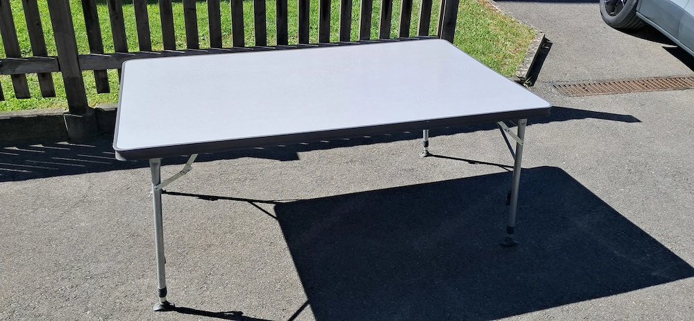 Großer Campingtisch