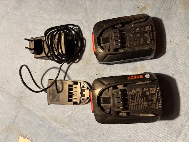 Bosch Akkus + Ladegerät zu verkaufen (z.b. für Trimmer)