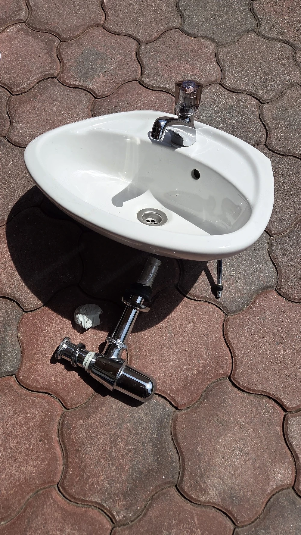 Waschbecken mit Hahnen und Siphon