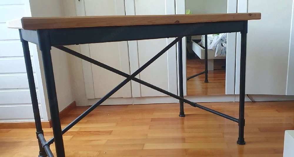 Schreibtisch