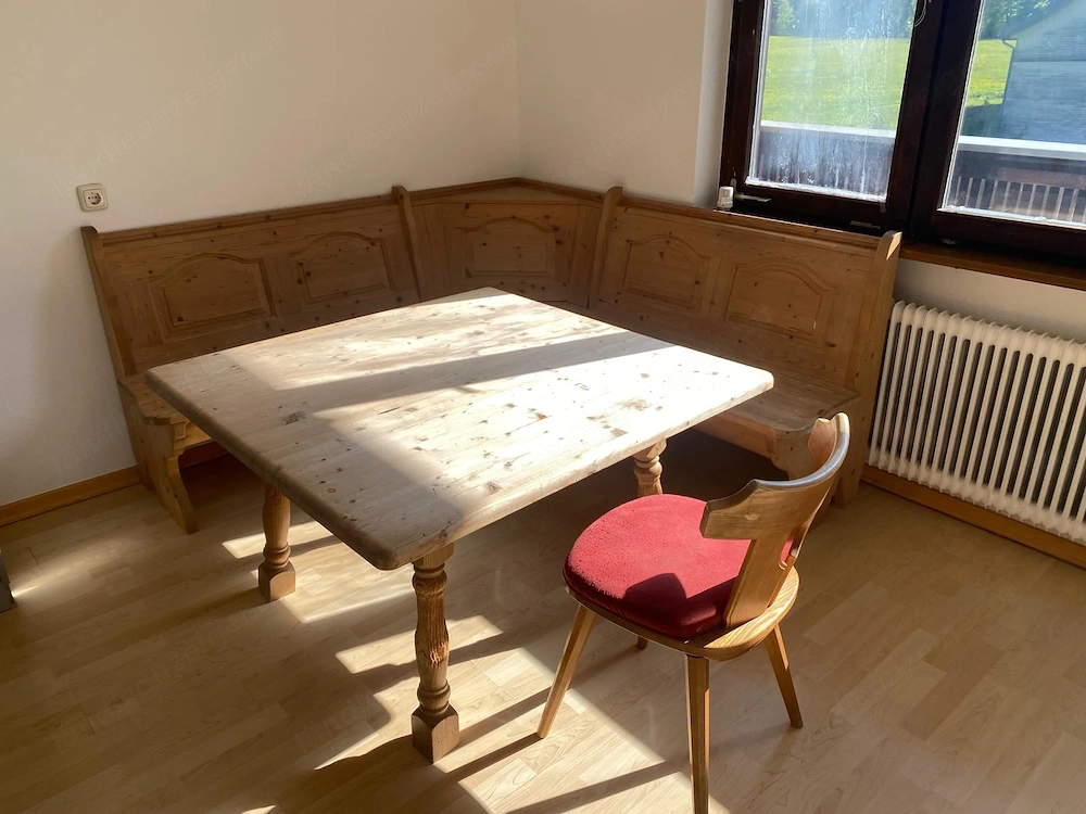 Vollholzeckbank mit Tisch und Stühlen