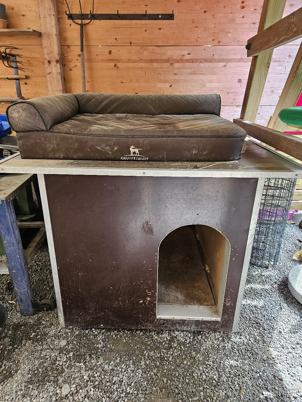 Hundehütte samt Hundebett 