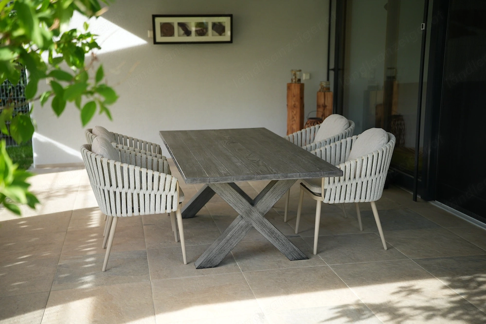 Gartentisch massiv aus Metall in top Zustand