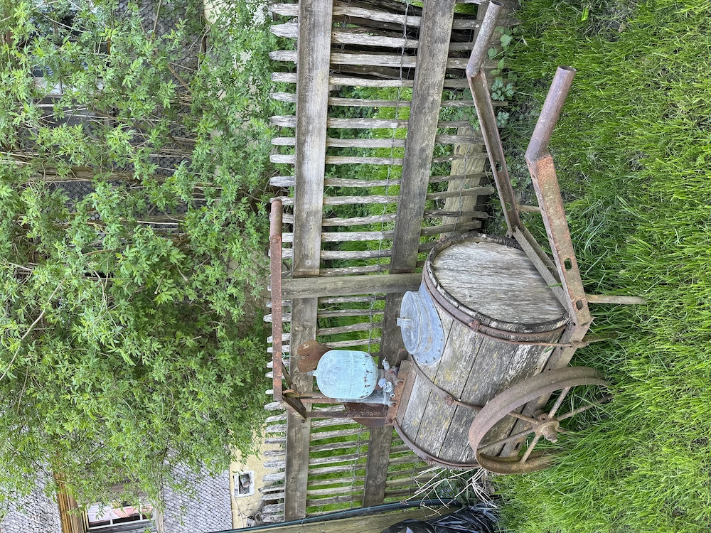 Alte Baumspritze für Deko