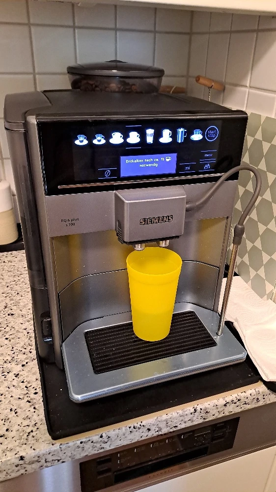 Siemens Kaffevoiiautomat EQ.PLUS s100 mit vielen neuen Teilen zu verkaufen währ es will nur Telefoni