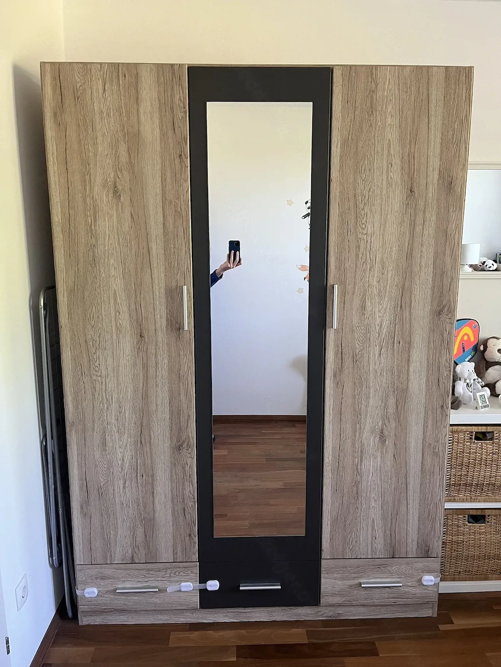 Mömax-Kleiderschrank