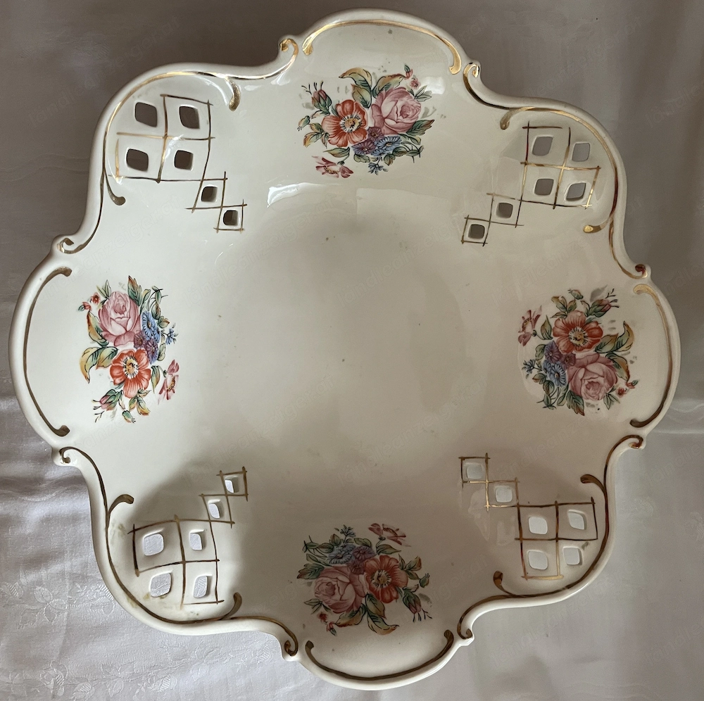 Porzellanschale mit Füßchen und Blumenmotiv