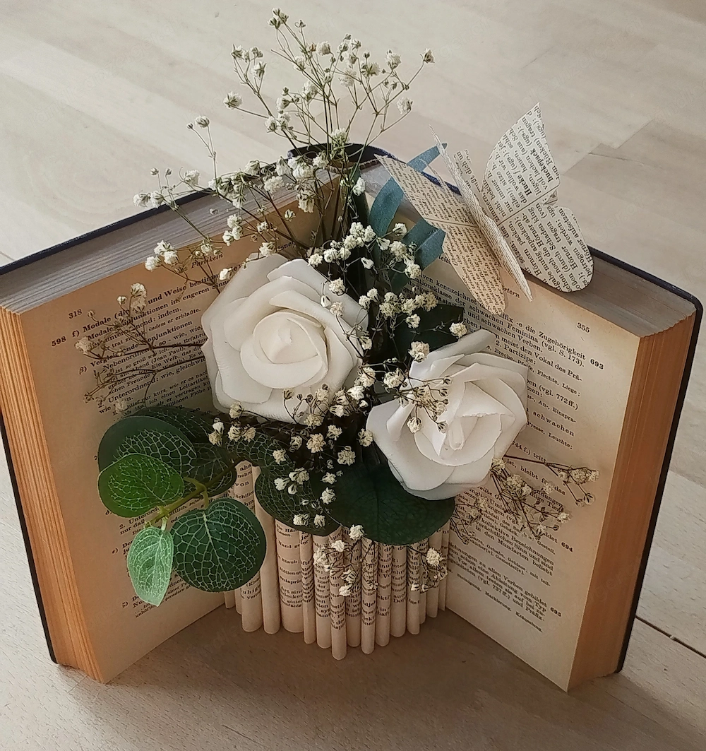 Buchdeko mit Kunstblumen 