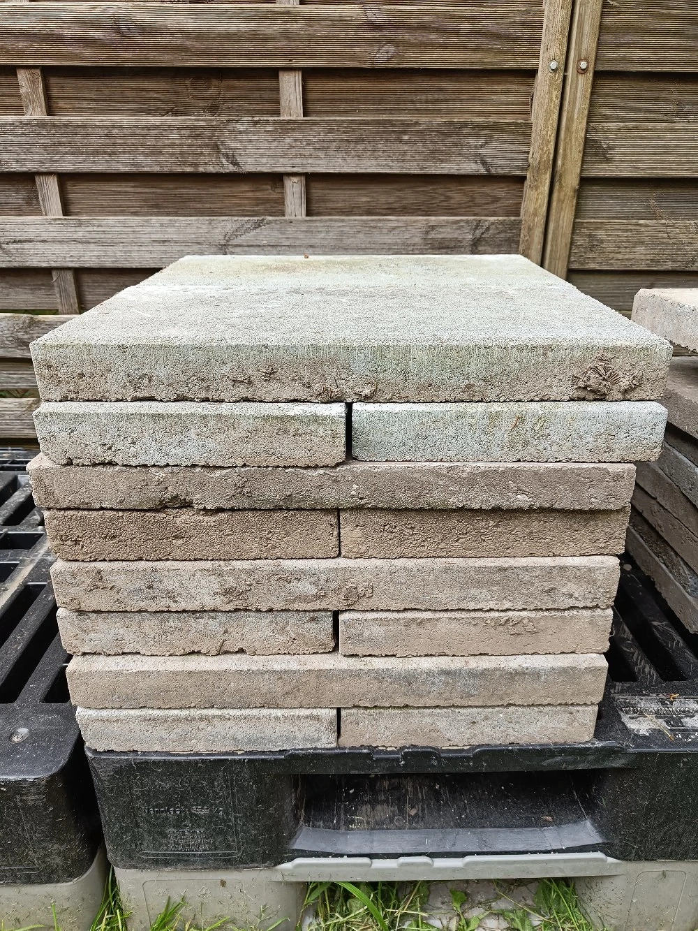 halbierte Betonplatten zu verschenken