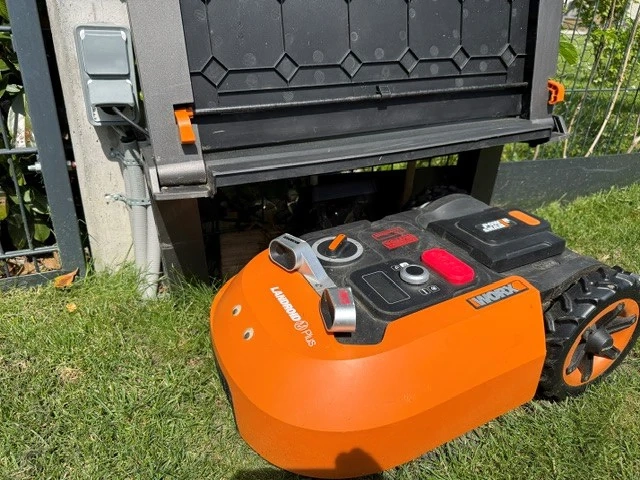 Worx Landroid M700 Plus (WR 167E) mit Garage & Zubehör