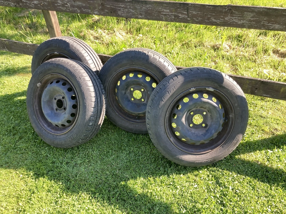 Sommerreifen mit Felgen günstig abzugeben!