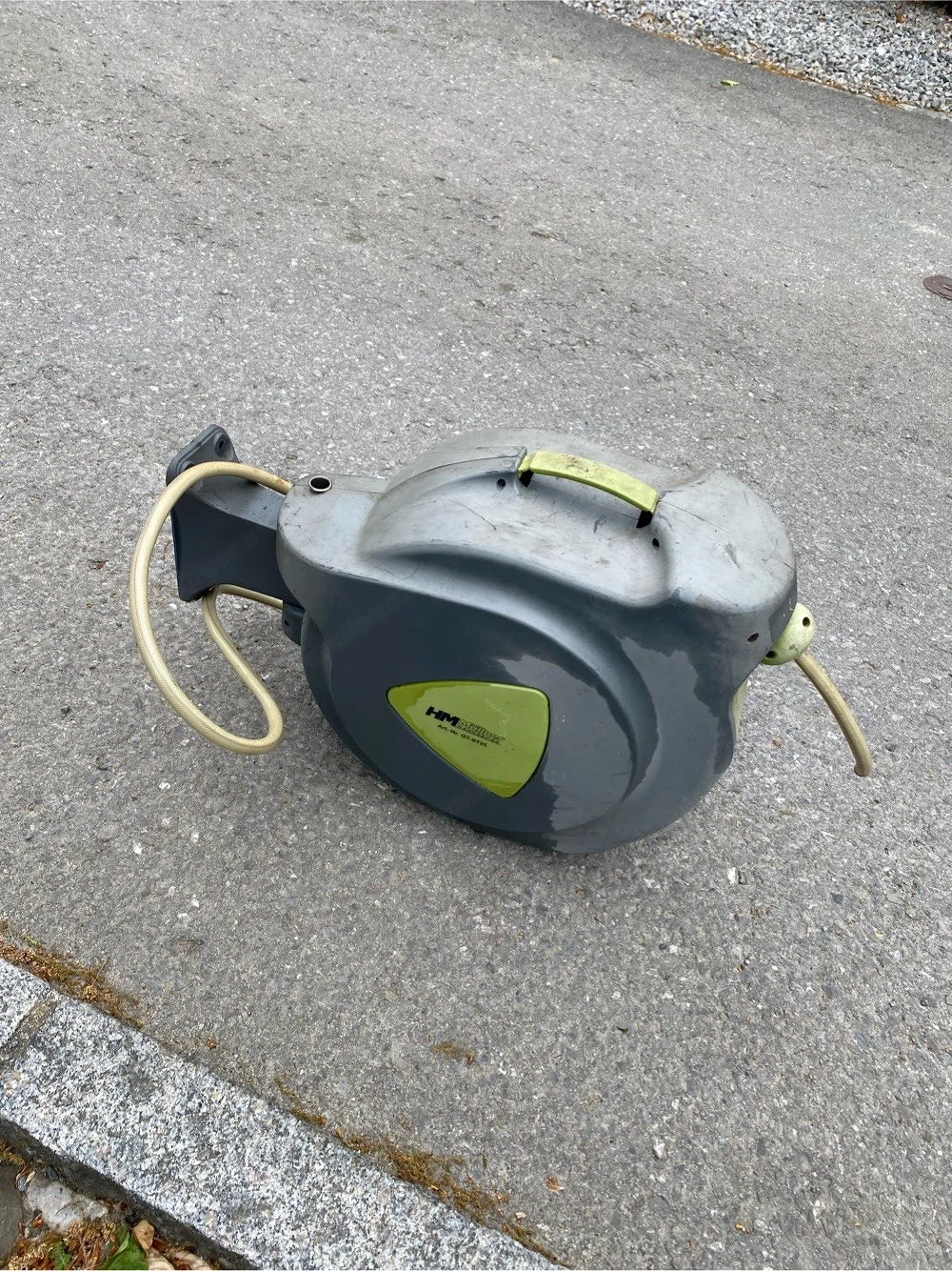 Gartenschlauch mit Behälter