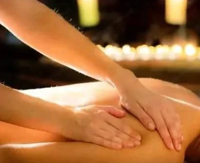 Ich möchte eine Massage, bei der mein Mann und ein Masseur mich gemeinsam behandeln. 