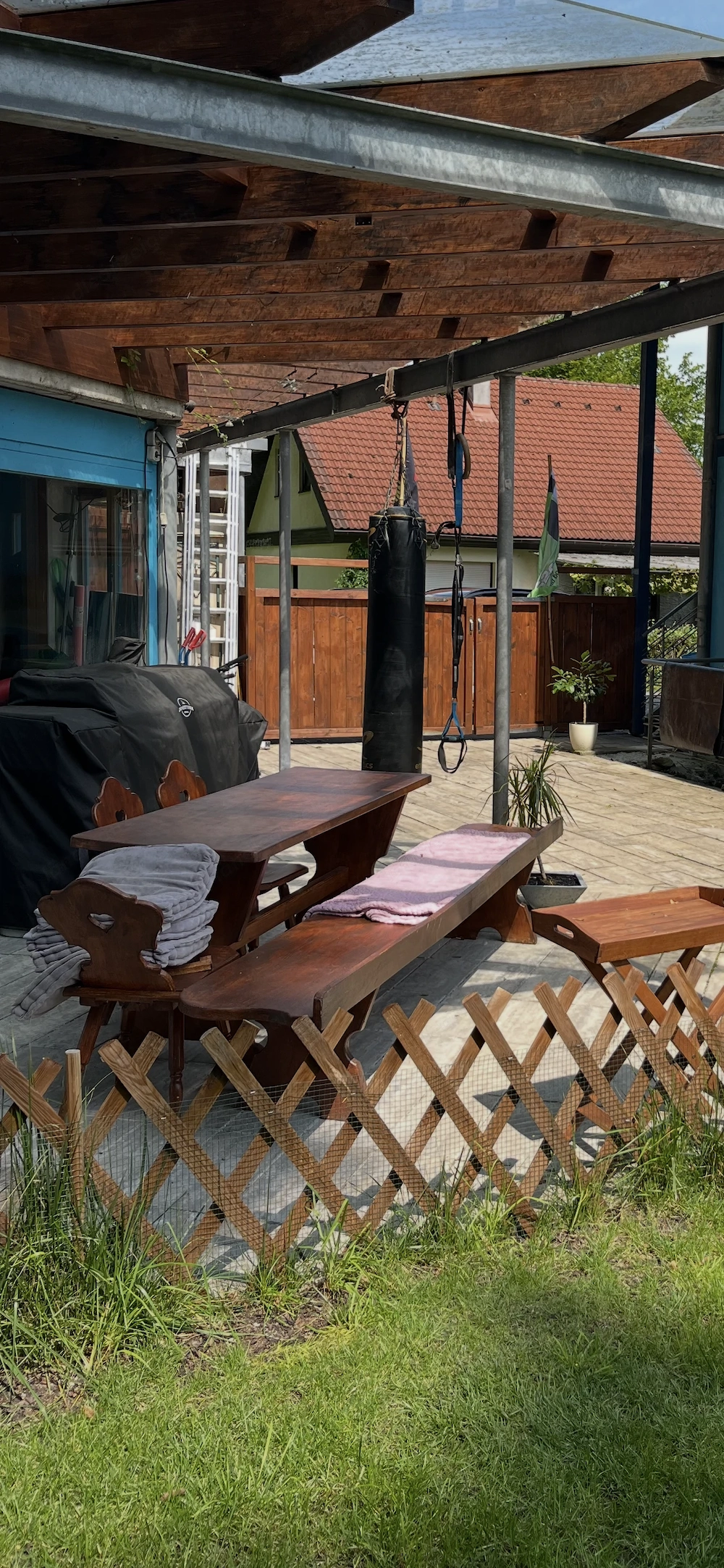 Holz Bank mit Tisch und drei Stühlen 