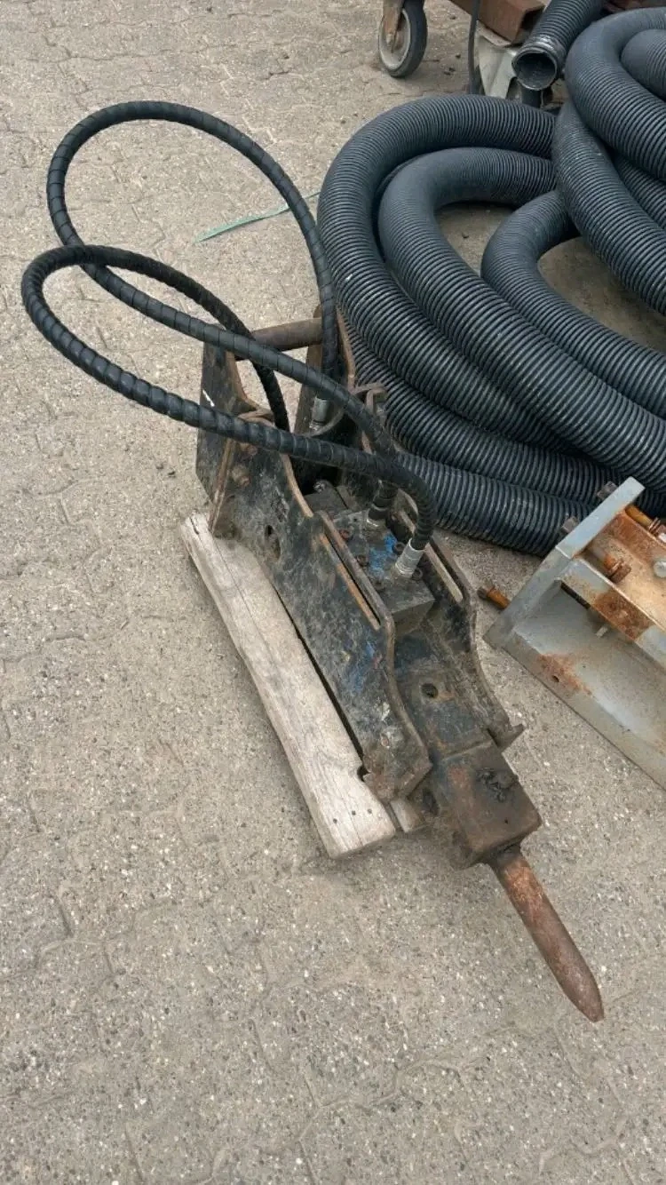 Gebrauchter Hydraulikhammer für Minibagger an Bastler.