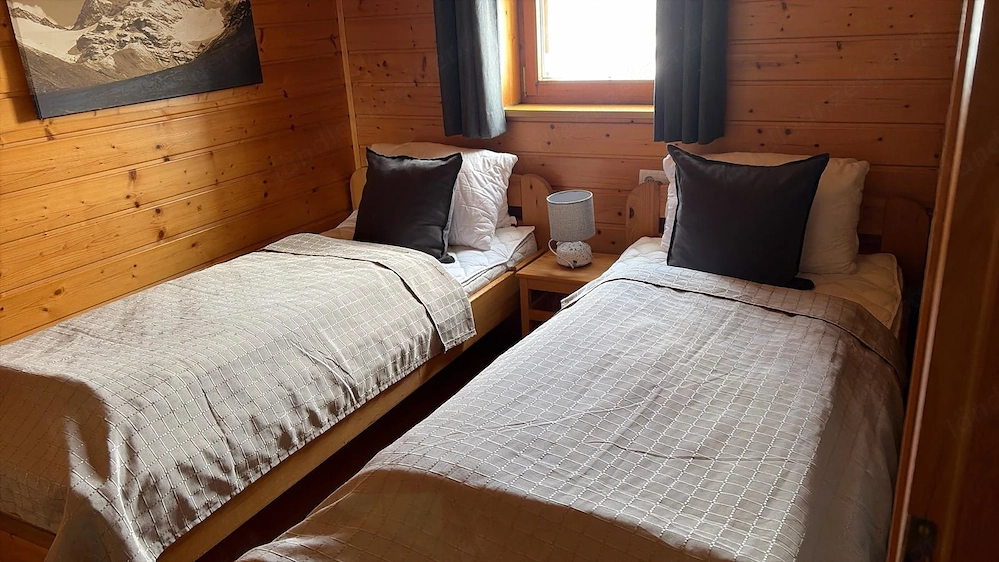 Stabile Holzbetten mit Lattenrost und Matratzen 90x200 cm