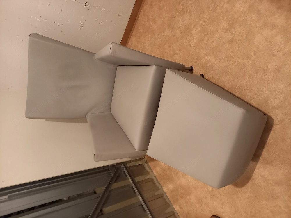 Ledersessel mit Hocker