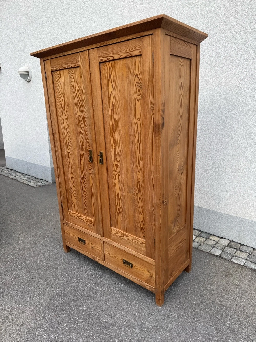 Massiver Antiker Holzschrank